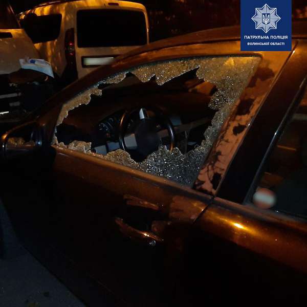 Розбивав скло і «чистив» автомобілі: у Луцьку на Коновальця затримали крадія (фото, оновлено)