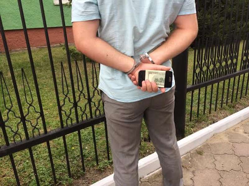 З'явилося фото й відео затримання слідчого-хабарника в Луцьку 