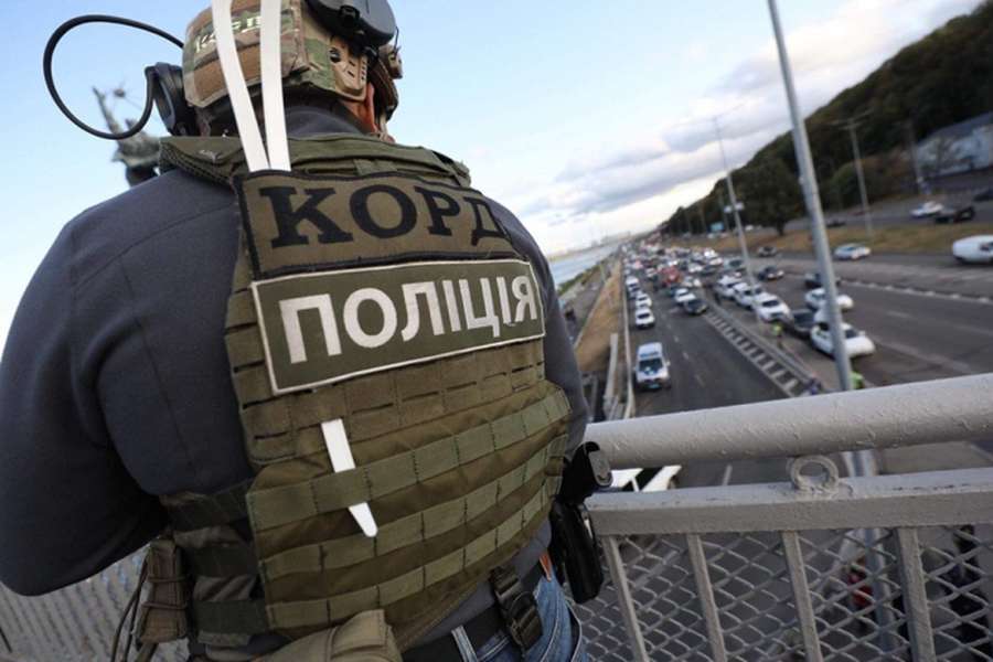 У Києві озброєний чоловік погрожував підірвати міст (оновлено, фото)