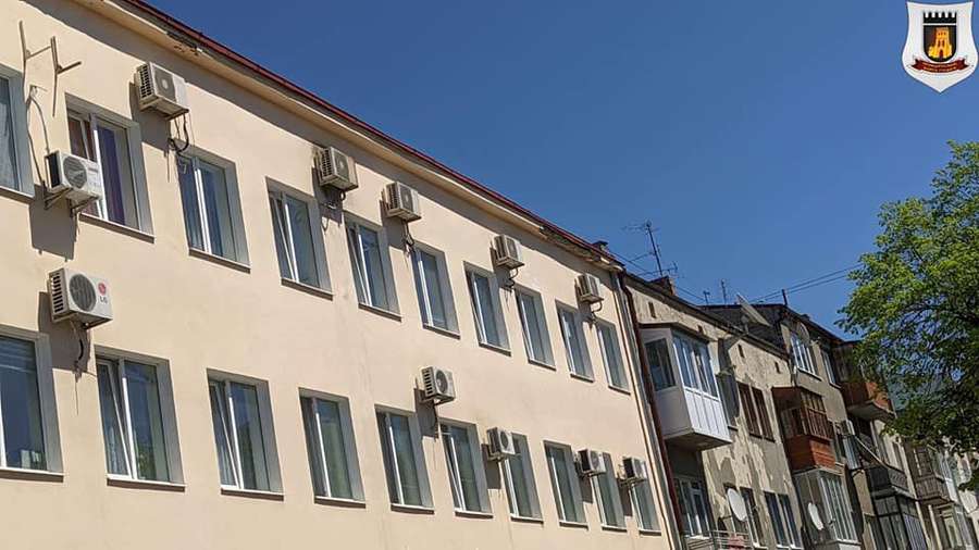 Небезпечно: в Луцьку в «Укрпошти» сиплеться фасад (фото)