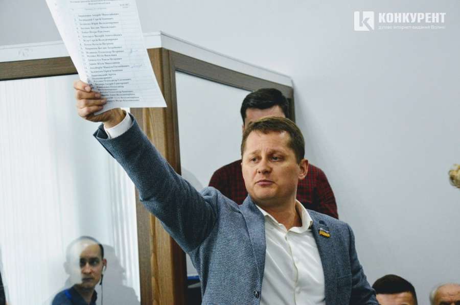 Депутат від фракції «Батьківщина» у Луцькраді Андрій Козюра говорив, що депутати зареєструвались на 20 сесію, а не на 19-ту позачергову