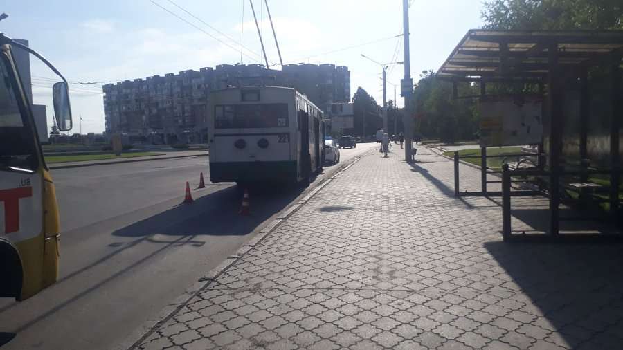У Луцьку водій тролейбуса наїхав на чоловіка (фото)