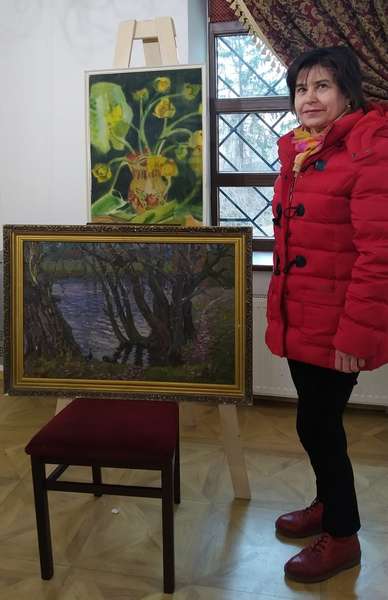 Лучанка, директорка видавництва Світлана Політило з двома картинами Олександра Байдукова, які жінка подарувала Художньому музею у Луцьку, березень 2024 року