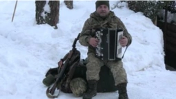 Прихопив баян на службу: боєць волинської тероборони пише пісні про Перемогу (відео)