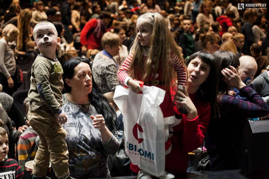 Свято із «миколайчиками»: 500 дітей отримали емоції та подарунки від луцького бізнесмена (фото)