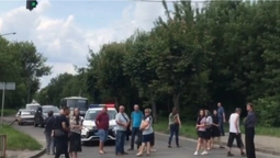 Лучани перекрили рух вулицею Шевченка: утворився затор (відео)