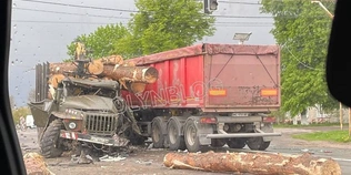 Водії – на обстеженні: у Луцькому районі зіткнулися вантажівка та лісовоз (відео) оновлено