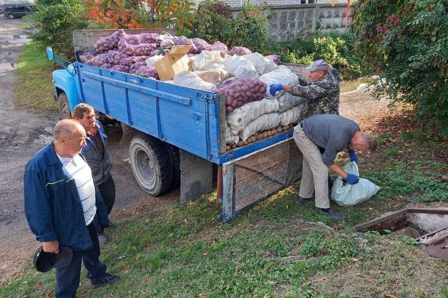 Продукти, які зібрали та привезли вантажівкою до інфекційної лікарні в Луцьку