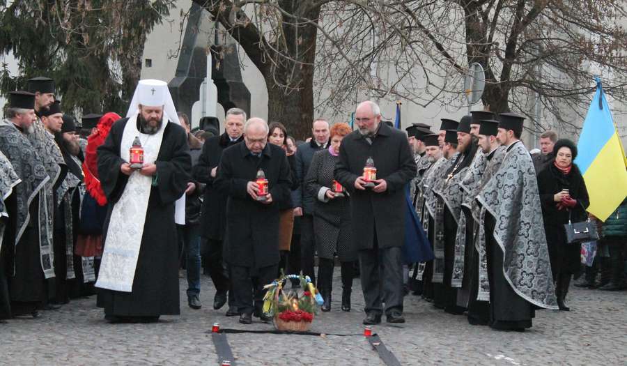 У Луцьку урочистою ходою вшанували пам'ять жертв Великого Голоду (фото)
