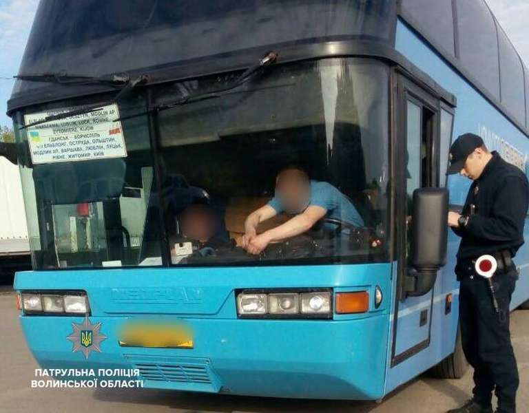 На Волині пасажири захищали водія рейсового автобуса, який порушив правила (фото)