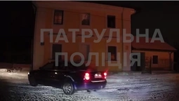 У Луцьку чоловік «без прав» влаштував дрифт на Замковій площі (відео)