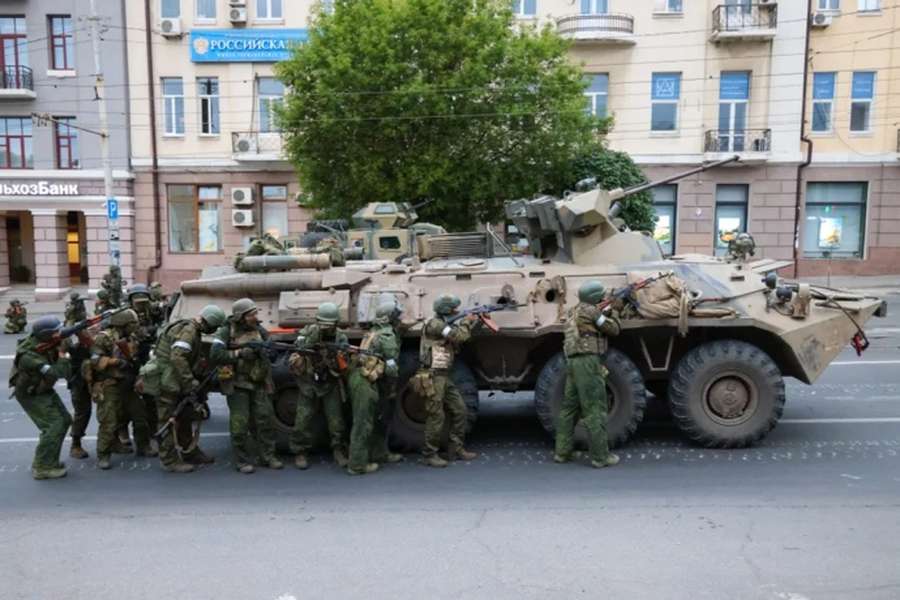 У Ростові військовий штаб оточили танки (фото)