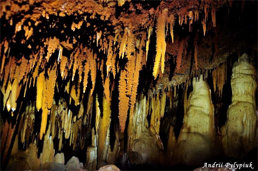 Сталактити з кристалами. Печера Змійова Дупка. Болгарія.