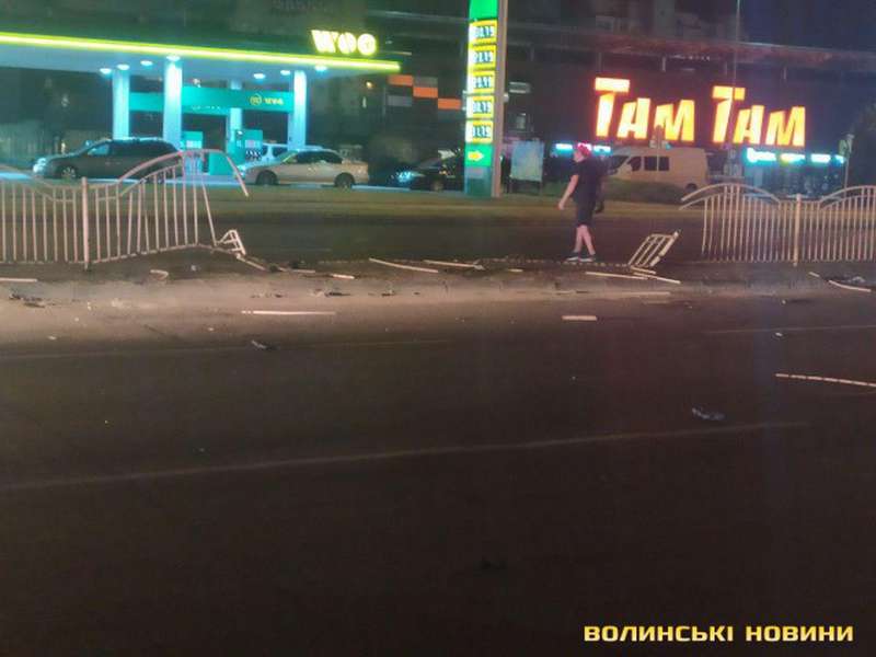 Поламане огородження, перевернуте авто: у Луцьку вночі сталася аварія (фото, оновлено)