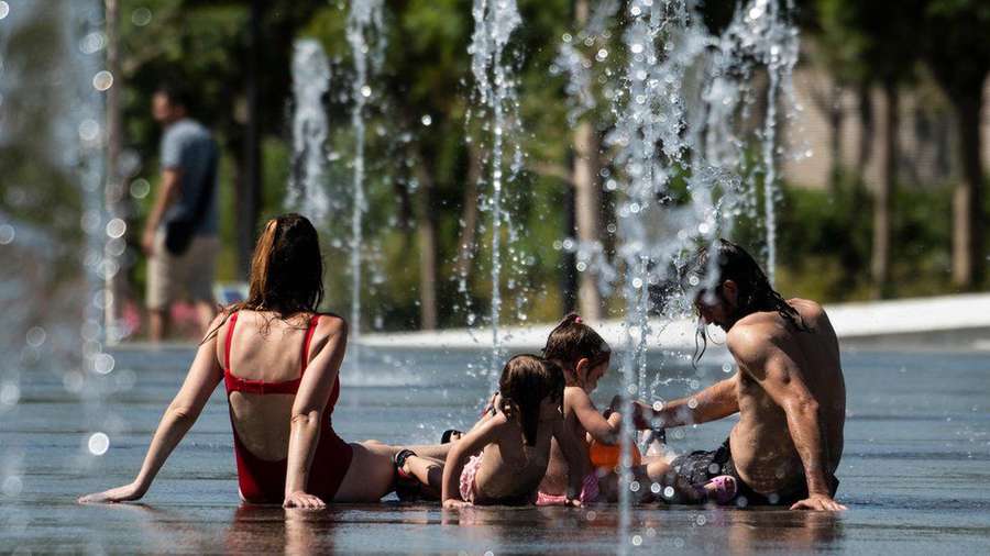 Як європейці справляються із  рекордною спекою? (фото)