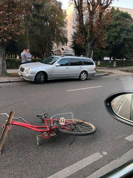 У Луцьку біля «Авангарду» збили велосипедиста (фото) 