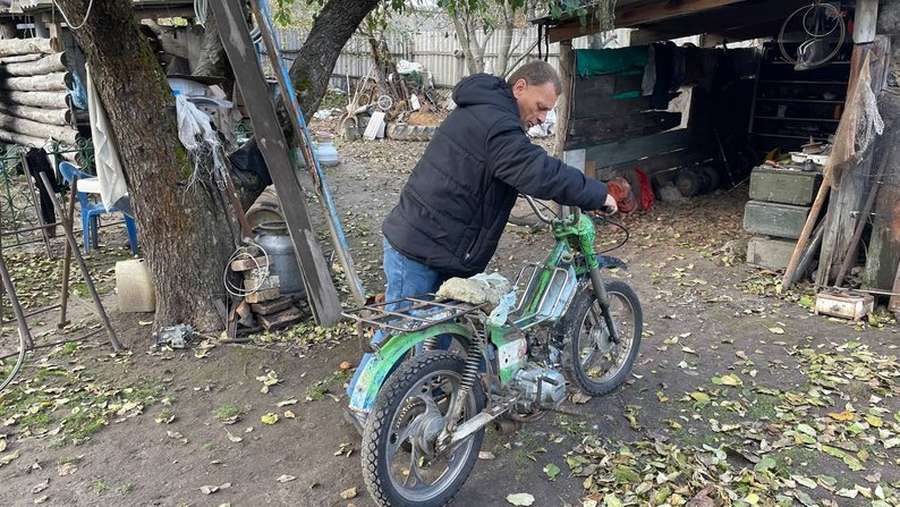 На Сумщині чоловік зі старого пластику виготовляє бензин (фото, відео)