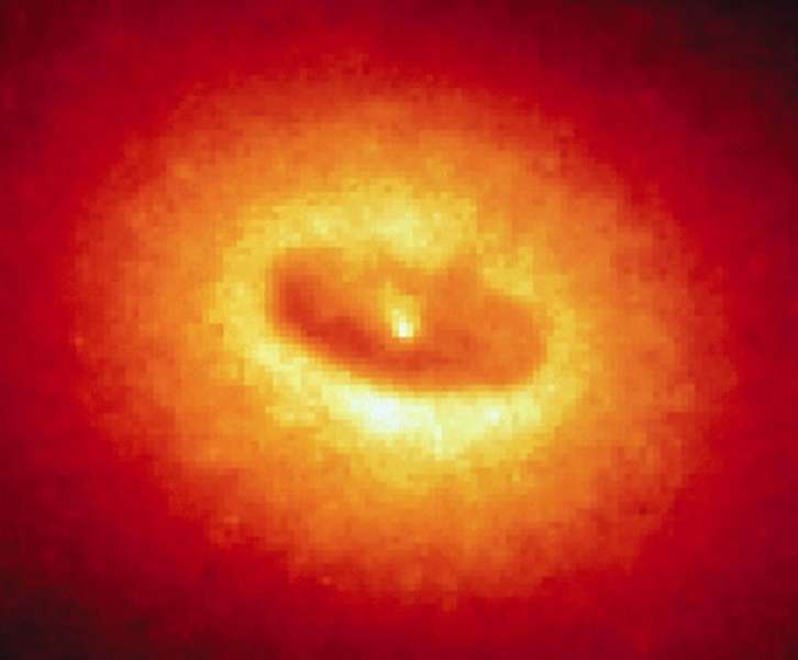 Перше зображення, яке підтверджує теорію про надмасивні чорні діри в центрах галактик. Фото 1992 року