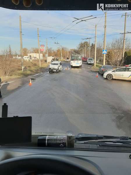 Біля Луцька зіткнулися три автомобілі: один відкинуло у кювет (фото)