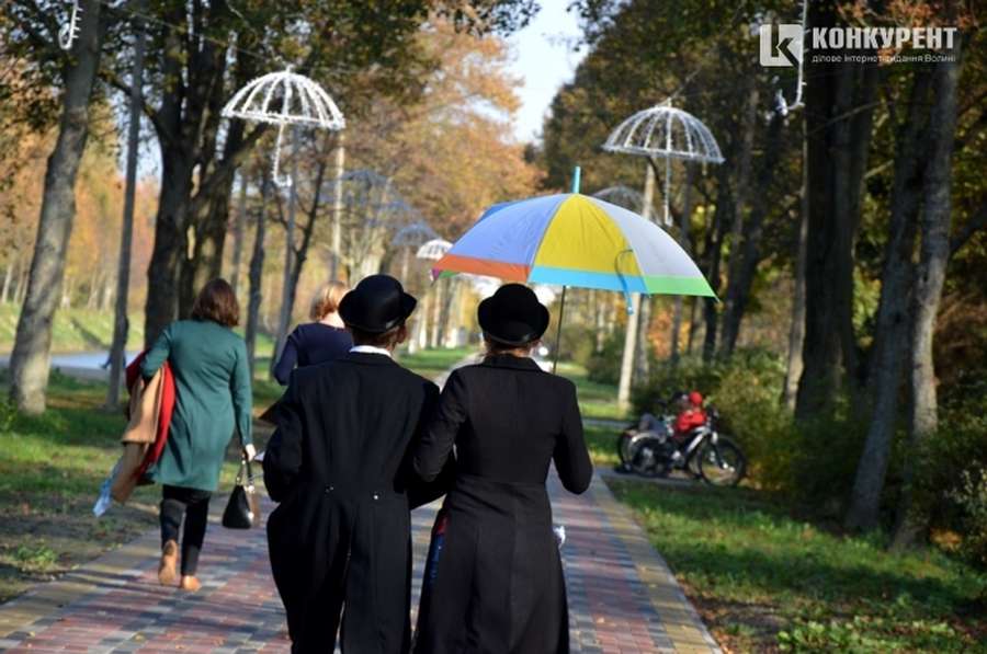 В Центральному парку імені Лесі Українки відкрили нові алеї  з парасольками та ліхтарями