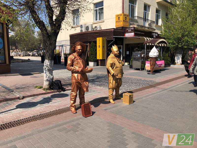 На центральній вулиці Луцька ожили скульптури (фото)