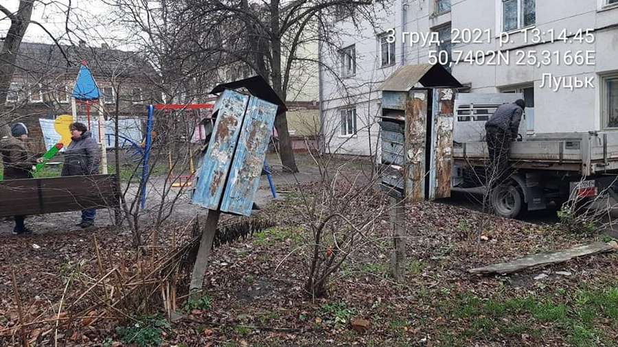 Кінець епохи: у Луцьку зрізають старі поштові скриньки (фото)