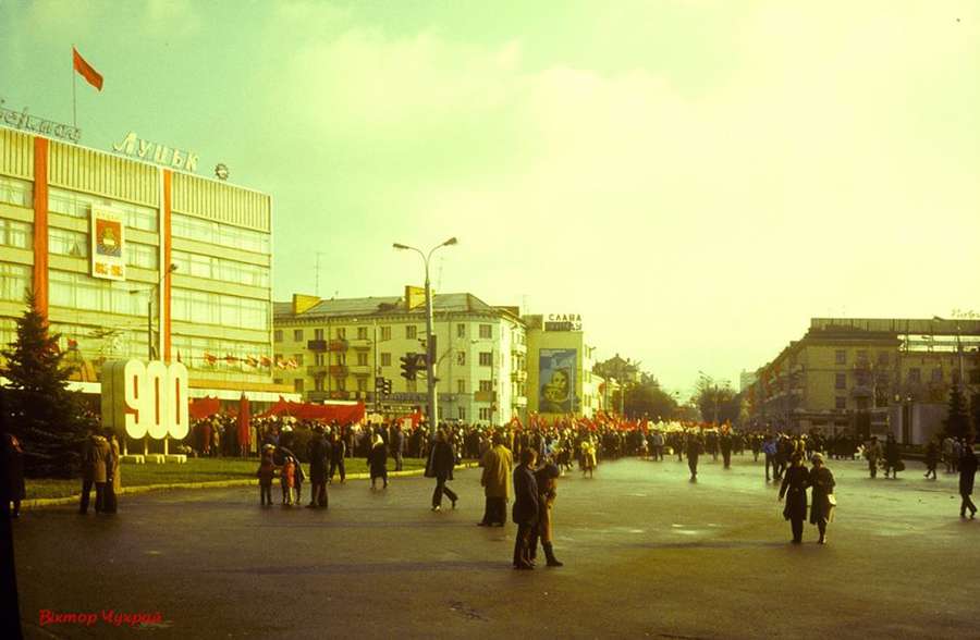 Жовтнева революція: опублікували архівні фото параду в Луцьку