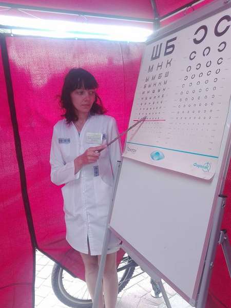 У центрі Луцька дітям безплатно перевіряють зір (фото)