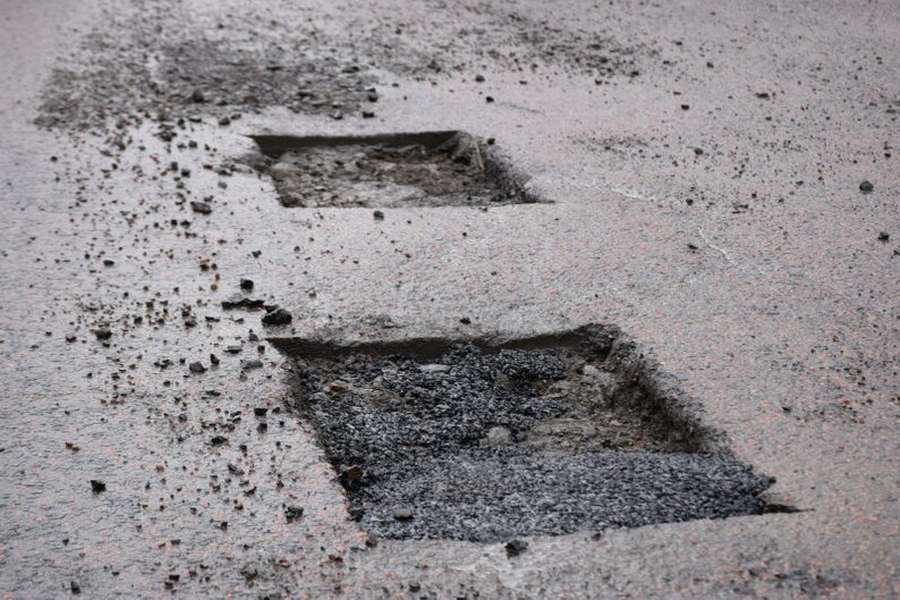 Вкладають холодний асфальт: у Луцьку ремонтують аварійні ділянки дороги (фото)