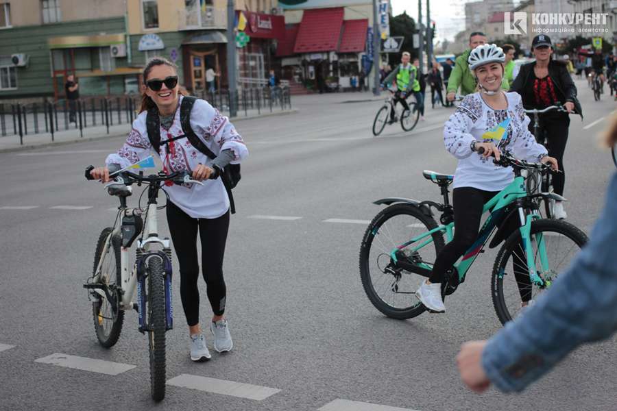 Шоломи і вишиванки: як у Луцьку минув велопробіг до Дня міста (фото, відео)