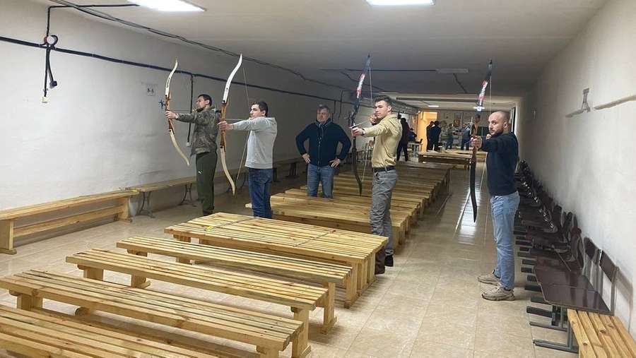 Терапія стрільбою з лука: «Луцькі соколи» тренують військовослужбовців (фото)