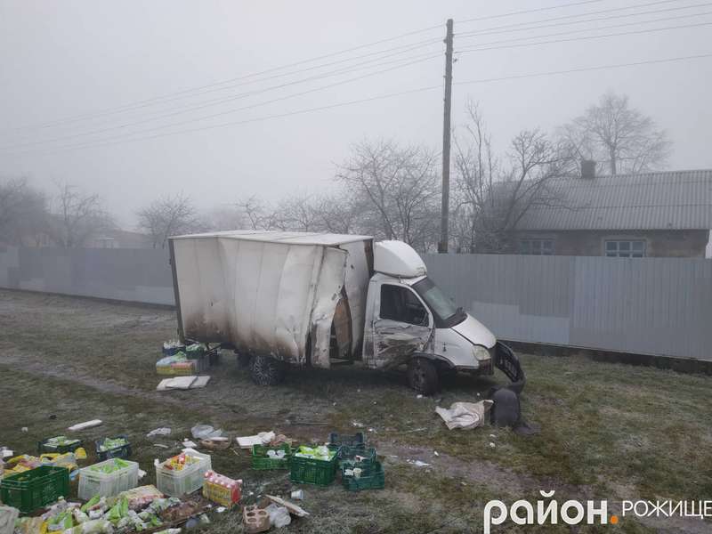 Розкидані продукти і зім’яті автомобілі: у Рожищенському районі – аварія (фото)