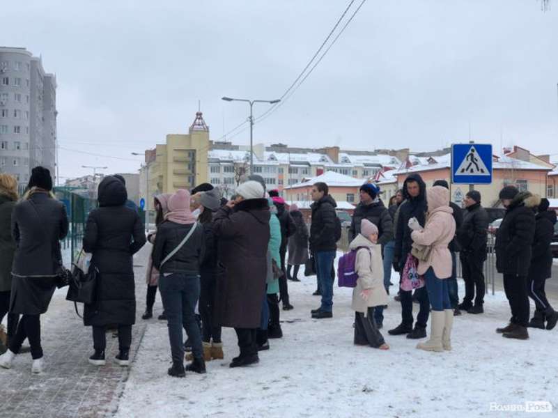 На Липинського у Луцьку загородили небезпечний прохід: чому люди протестують (фото)