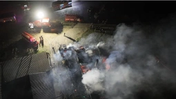 У Луцькому районі вночі сталася масштабна пожежа – горів меблевий цех (фото, відео)