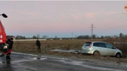 Ожеледиця: на Волині автомобіль злетів у кювет і застряг у болоті (фото)