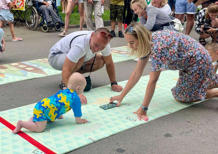 «Забіг у повзунках»: у Нововолинську організували змагання серед малюків (фото)