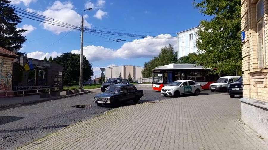 Тролейбус потрапив в пастку: у центрі Луцька утворилось провалля (фото)