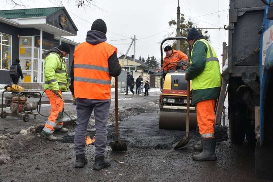 Вкладають холодний асфальт: у Луцьку ремонтують аварійні ділянки дороги (фото)