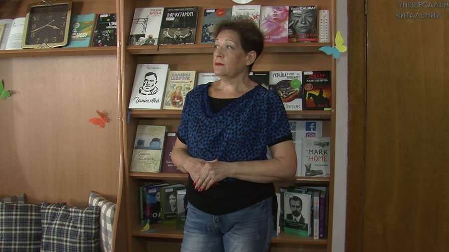 Людмила Романюк принесла до бібліотеки російськомовні книги на утилізацію