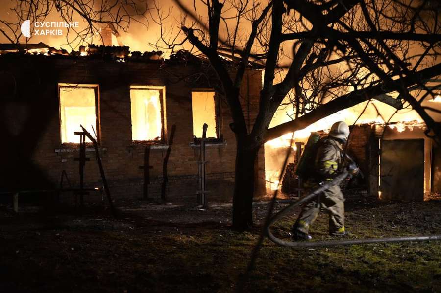У Харкові «шахеди» влучили в АЗС: горять 14 приватних будинків, є жертви (фото)