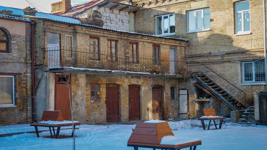 Віконні рами, балкони, таблички: таємниці одного дворика в Луцьку (фото)