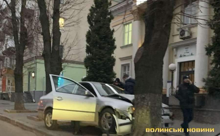 Смертельна ДТП у Луцьку: авто в'їхало в дерево (фото)