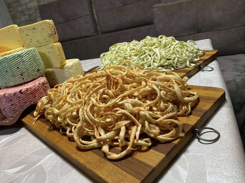 Італійські, грузинські, грецькі, кіпрські: майстриня-самоучка з Волині виготовляє понад 20 різновидів сирів (фото)
