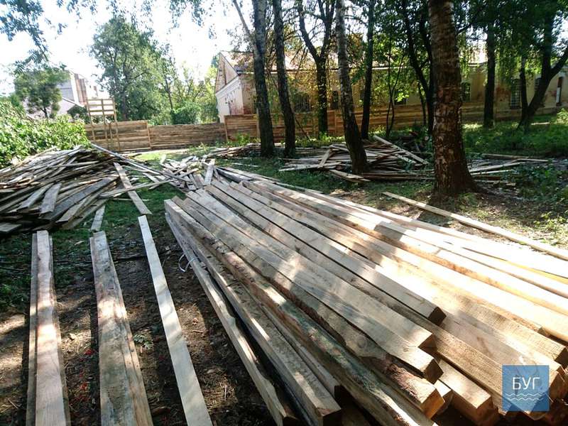 У Володимирі на будівництві гуртожитку для військових потрощили паркан (фото)