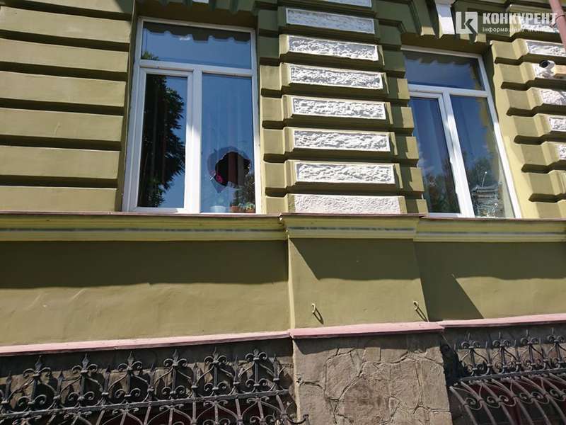 У Луцьку чоловік порозбивав вікна волинської прокуратури (фото)