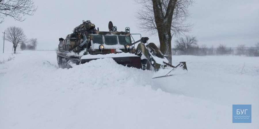 На Волині дорогу від снігу розчищає військова техніка (фото)