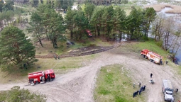 На Волині лісівники і рятувальники «приборкували» вогонь у лісі (фото)