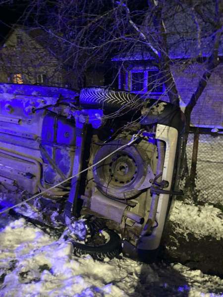 У Шацьку перевернувся автомобіль: водія деблокували рятувальники (фото)