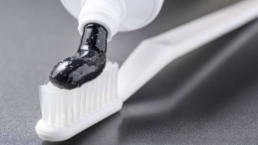 Чорні зубні пасти з вугіллям не відбілюють зуби, – британські стоматологи