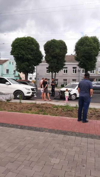 На свіженькому асфальті: у Луцьку – перша аварія на оновленому проспекті (фото, відео)